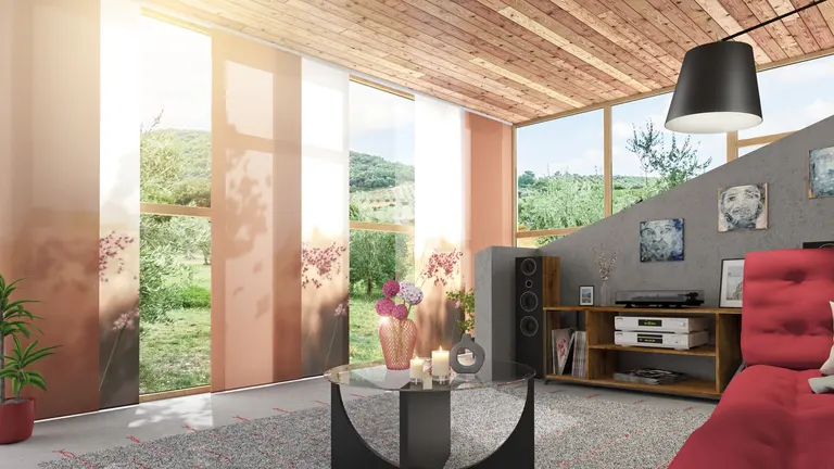 Glatte textile Flächenvorhänge an einer großzügigen Glasfront im Wohnraum
